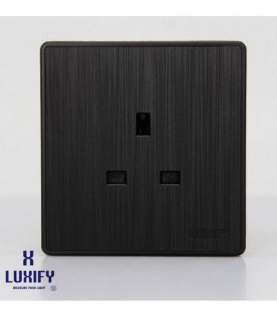 فيش كهرباء 13 أمبير مع مفتاح مفرد – تصميم أسود أنيق لتحكم عملي من LUXIFY