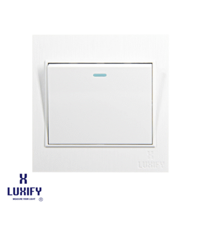 مفتاح إنارة ثلاثي من LUXIFY – تصميم أبيض أنيق لتحكم مرن وعصري