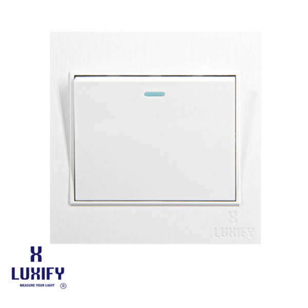 مفتاح إنارة ثلاثي من LUXIFY – تصميم أبيض أنيق لتحكم مرن وعصري