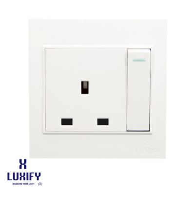 مفتاح مفرد + فيش 13 أمبير أبيض من LUXIFY – تصميم موحد أنيق يوفر تحكمًا عمليًا في الكهرباء.