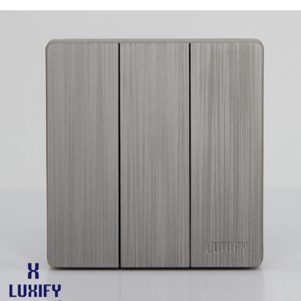 مفتاح ثلاثي بلون سلفر من LUXIFY .